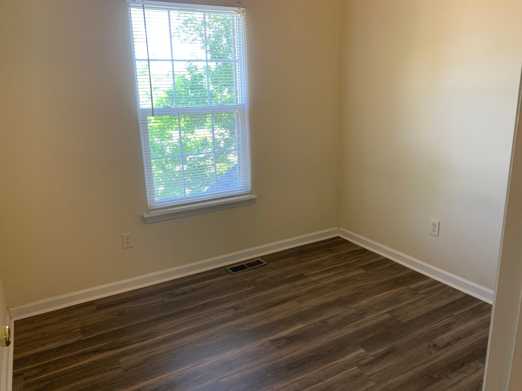 Building Photo - 415 Laurence Ln