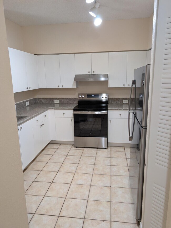 Building Photo - 350 Crestwood Cir