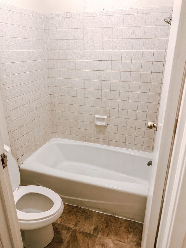 Building Photo - Cozy 2 Bedroom Apartment