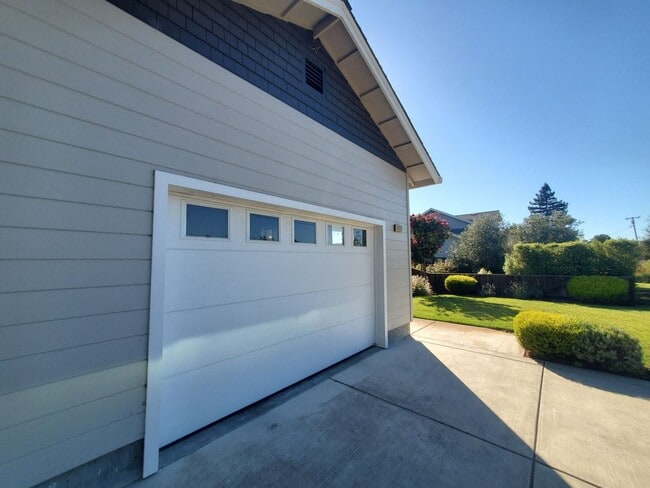 Building Photo - Nature Lover's Newer 1 bedroom single fami...
