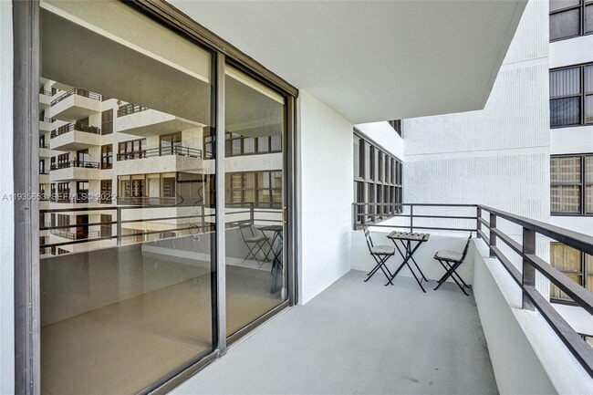 Building Photo - 2500 Parkview Dr