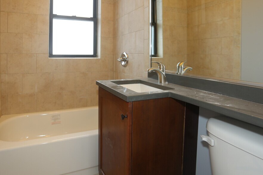 Building Photo - 555 W Arlington Pl