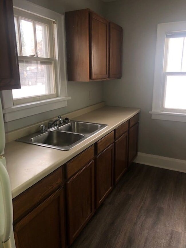 Building Photo - $1,350| 3bd 2Ba|1621 Badger | Available 11...