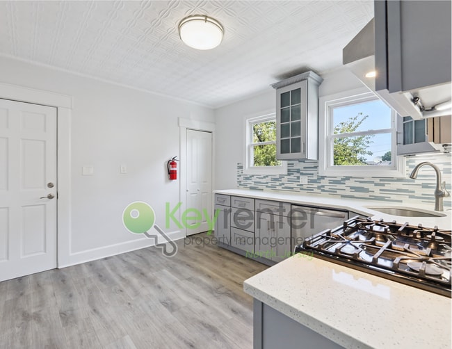 Building Photo - $750 Off First Month! Bright & Spacious 3-...