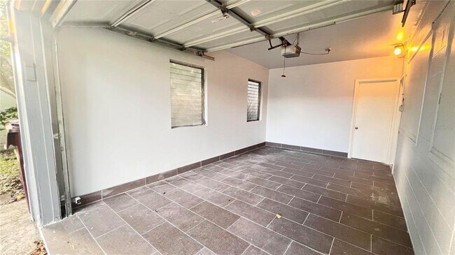 Building Photo - 2421 Laura Pl