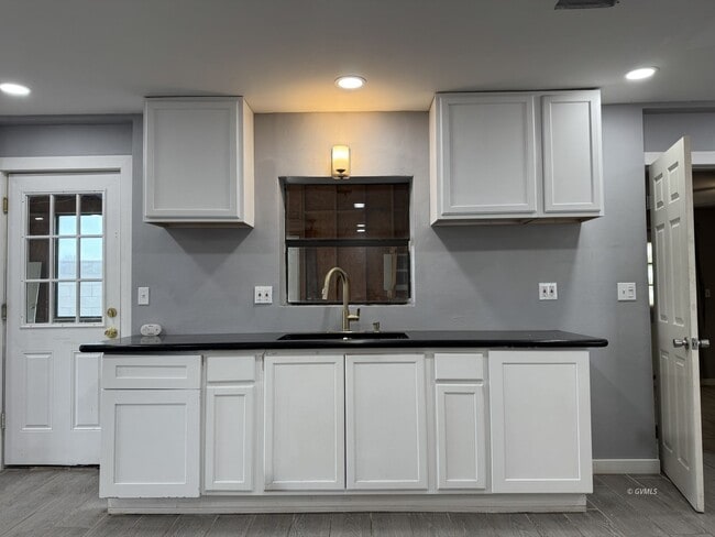 Building Photo - 419 E 7th St