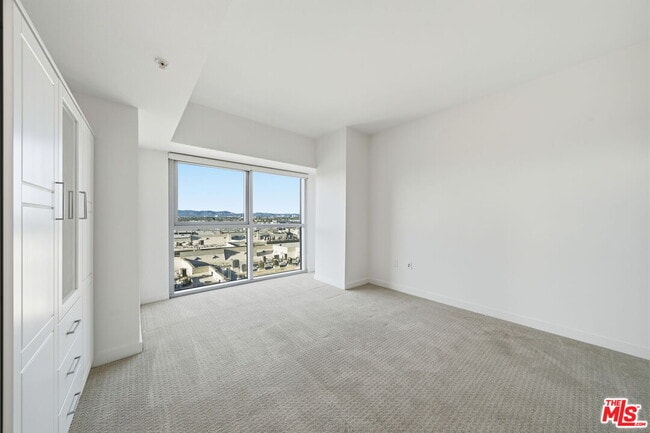 Building Photo - 13700 Marina Pointe Dr