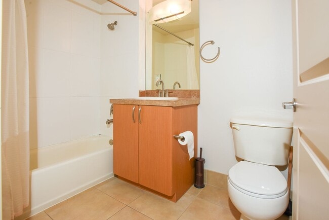 Building Photo - North Capital Hill owner offering move in special