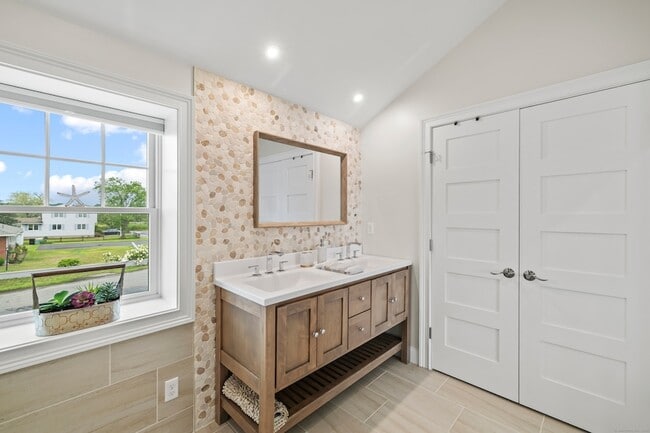 Building Photo - 18 Bel Aire Manor