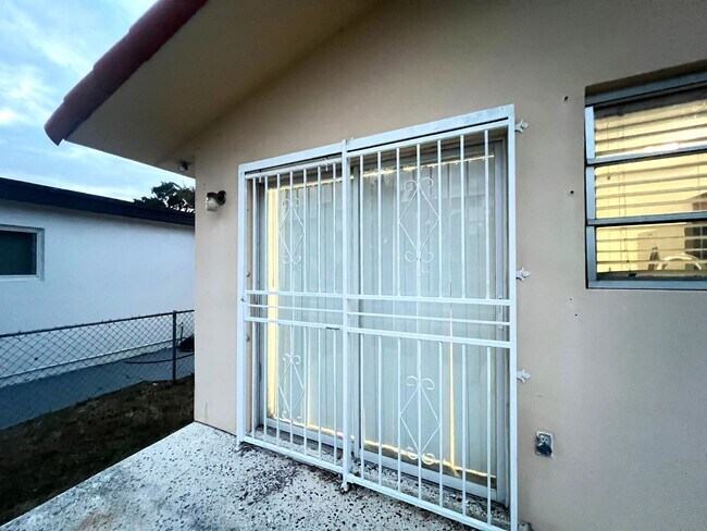 Building Photo - Classic Coral Way Charm- 3 bedroom Duplex Available!