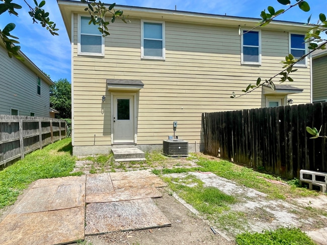 Building Photo - Charming 3 Bedroom Townhome Near Medical Center and Ingram Park