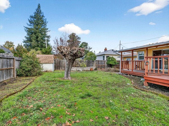 Building Photo - Single level home, convenient, charming neighborhood