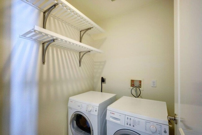 Building Photo - SAN JOSE - Well Maintained Tri-Level 2/2.5 Townhouse