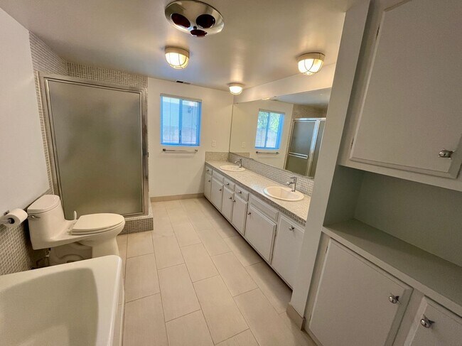 Building Photo - 16641 Park Ln Cir