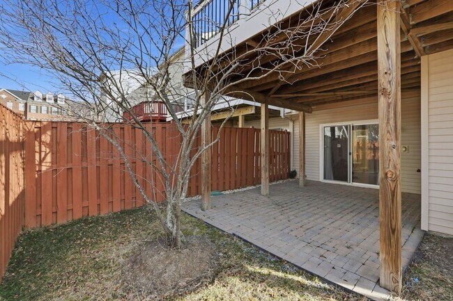 Building Photo - Located in a vibrant and highly sought after setting, this Richmond American Homes residence offe...