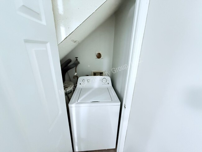 Building Photo - 1BR/1BA FOR RENT