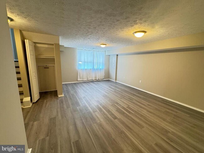Building Photo - 732 Wilton Farm Dr