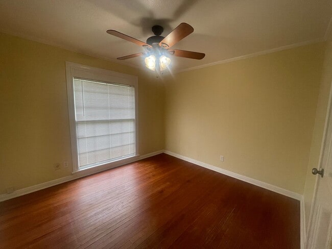 Building Photo - Spacious Inside & Out!