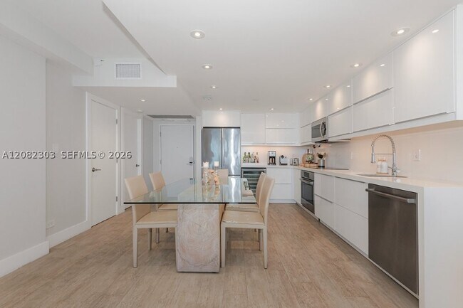Building Photo - 2301 Collins Ave