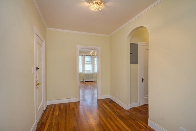 Building Photo - 321 Tappan St