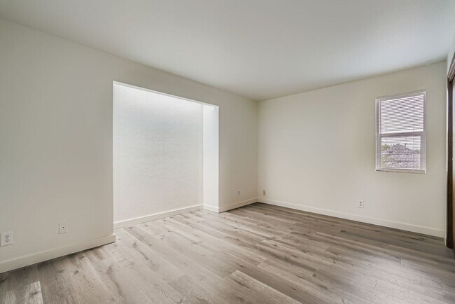Building Photo - 927 28th Ave S