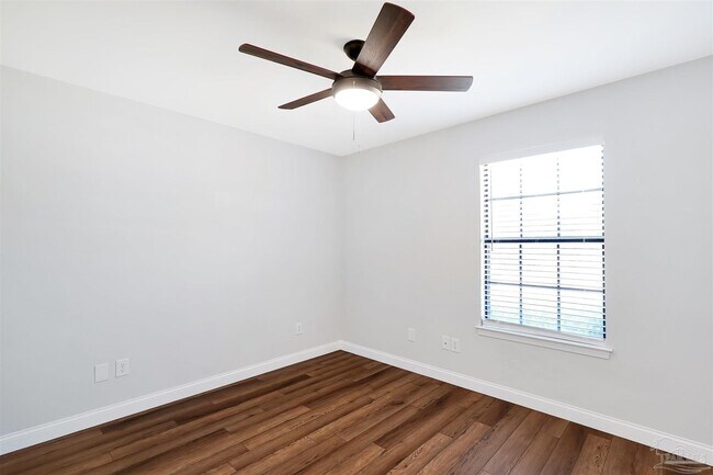 Building Photo - 323 Twisted Oak Dr