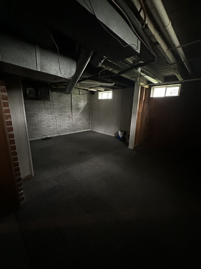 Building Photo - 3 Bedroom, 1 Bathroom Home with Off Street Parking & Central Air