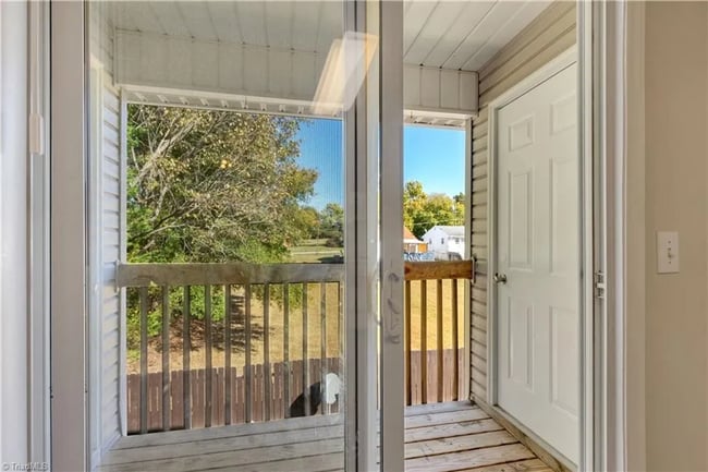 Building Photo - AVAILABLE NOW!