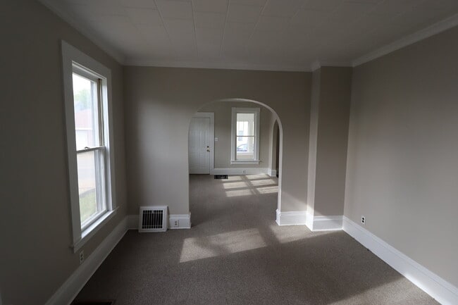 Building Photo - Large Updated 4 Bedroom Single Family Home