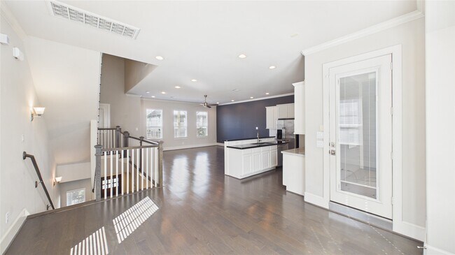 Building Photo - 2724 Rutland St