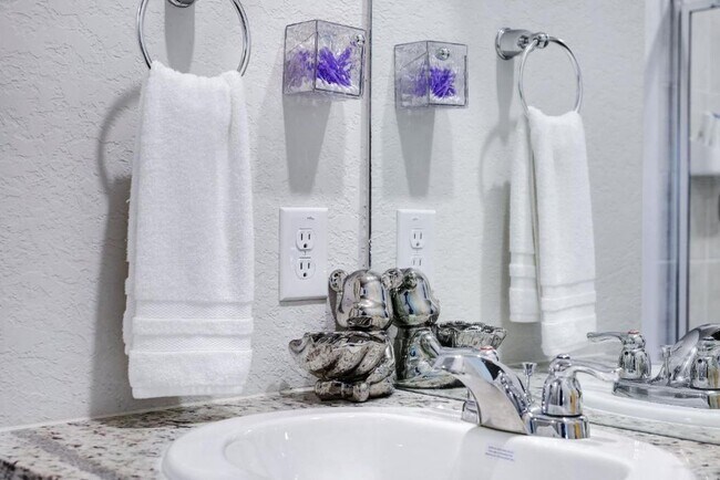 Building Photo - Move in Ready and FULLY FURNISHED 3 BD/2 BA located Far West San Antonio!