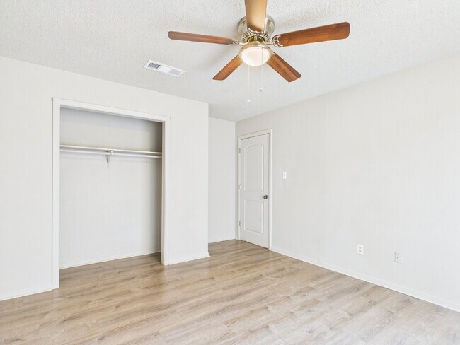 Building Photo - Upstairs 2/1 Unit Now Available