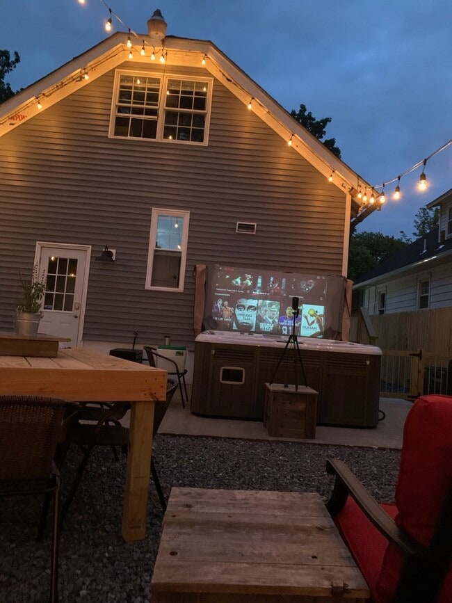 backyard, river view, 2-3 parking spots,(hot tub not included) - 135 E Wayne Ter