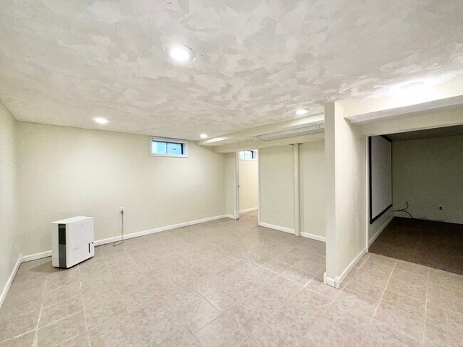 Building Photo - 75 Penncastle St
