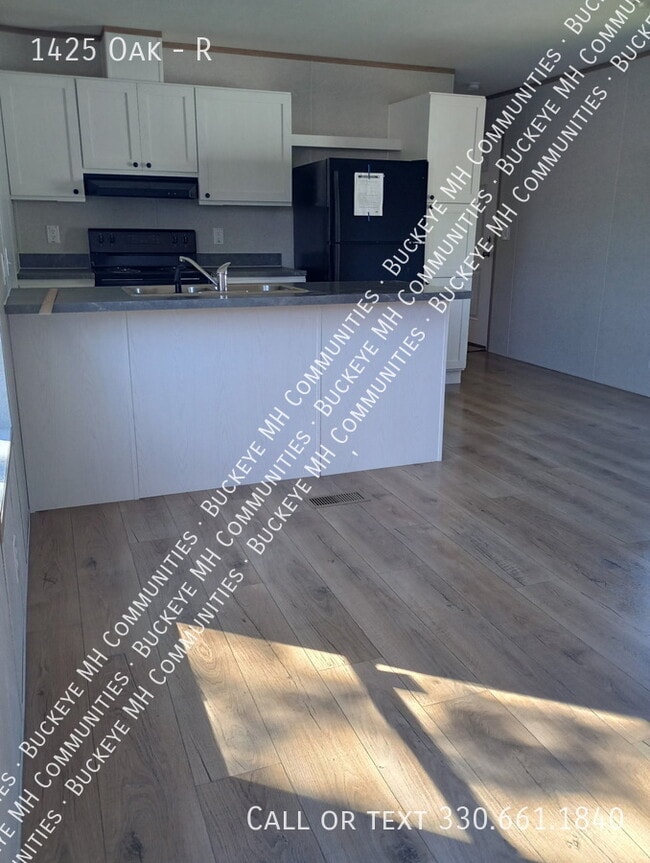 Building Photo - 1425 Oak-R