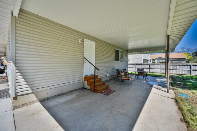 Building Photo - Duplex in Sandy - Available NOW!