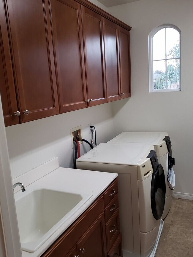 Building Photo - Upgraded 5 Bedroom Home with Spectacular Views