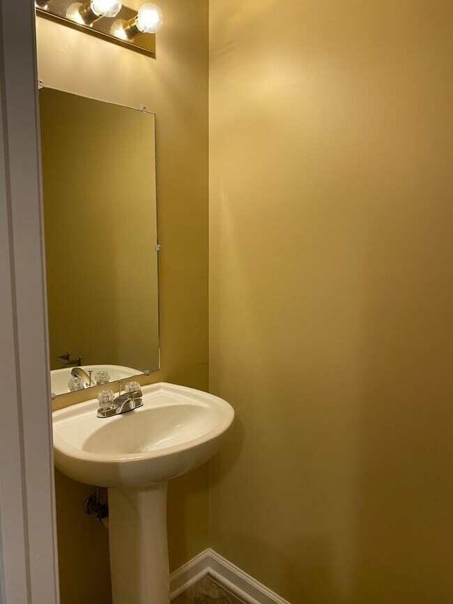 Building Photo - 803 Golf View Pl