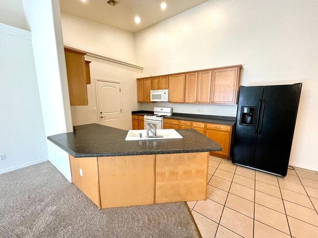 Building Photo - Great 3 Bedroom Duplex near the Kingman Hospital!