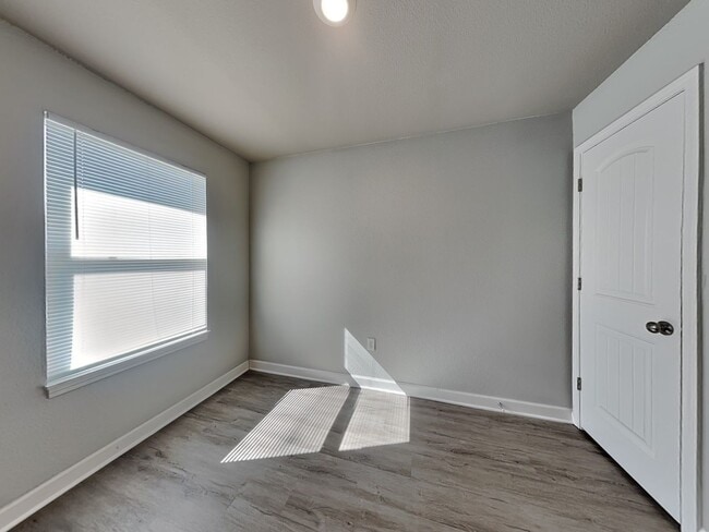 Building Photo - Charming 3-Bed, 2-Bath Home in Blue Springs