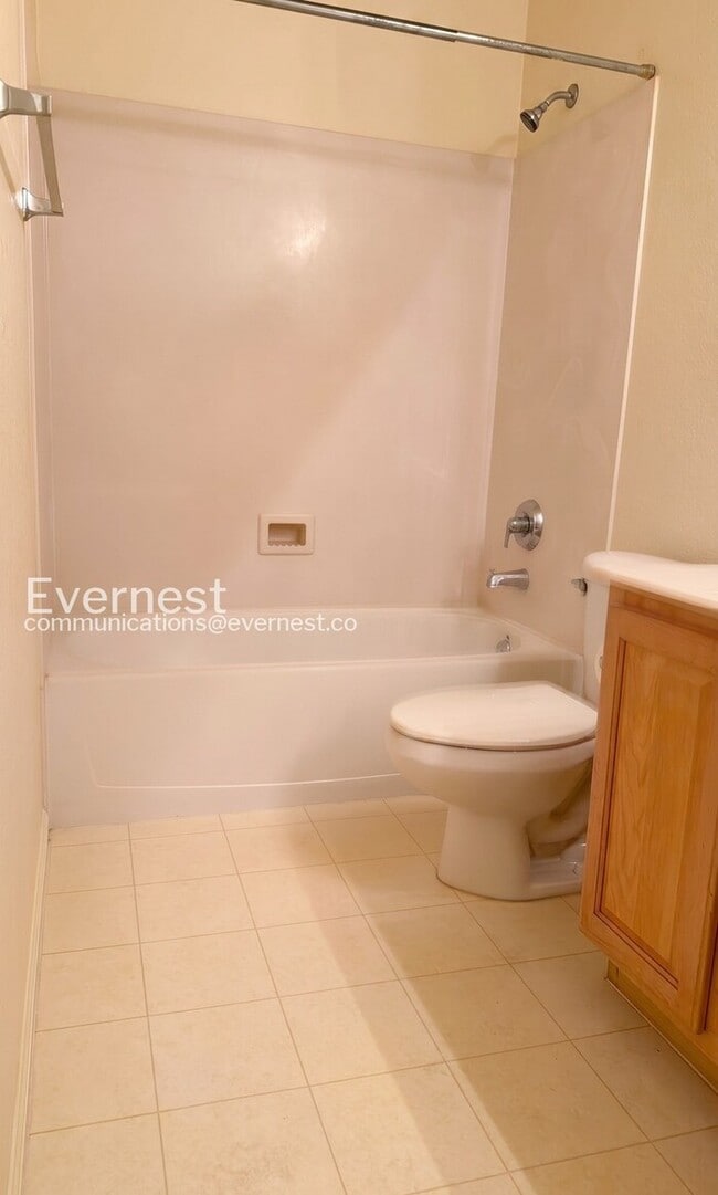Building Photo - 3 Bed, 2 Bath Home with Fenced Yard & Garage / Vouchers Accepted / Available Now!