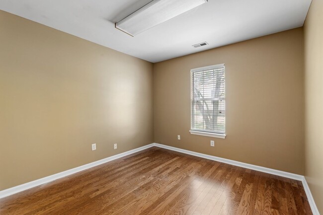 Building Photo - Spacious 3 Bedroom Home Near Downtown Gree...