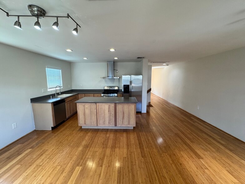 Building Photo - 1617 Lucile Ave