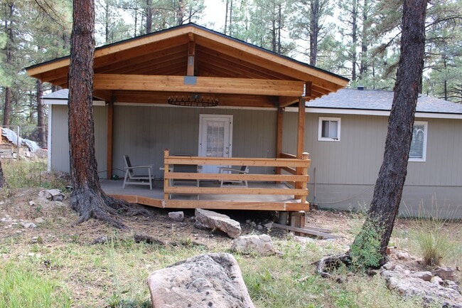 Building Photo - 4-Bedroom Furnished Home in University Hei...