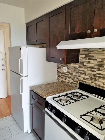 Building Photo - 3711 N Pine Grove Ave