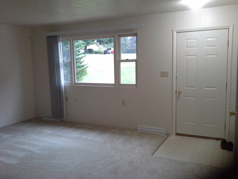 Living rm - 119 Valley View Dr
