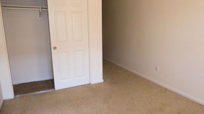 Building Photo - 2 BR 2.5 Bath