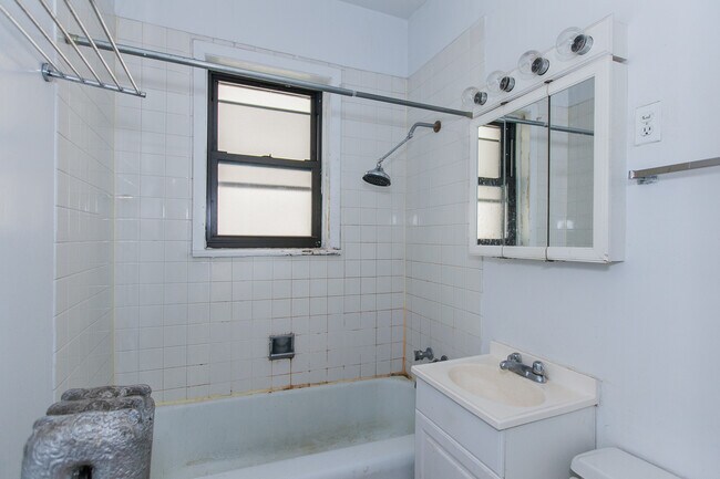 Building Photo - 520 W Diversey Pkwy