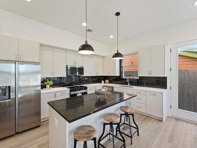 Building Photo - 227 Noras Ln