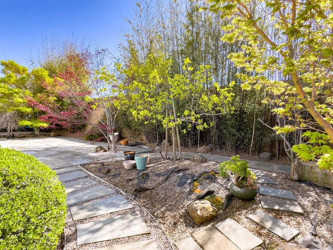 Building Photo - 1680 Southview Dr